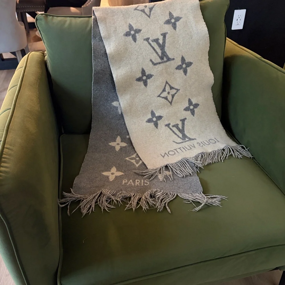 Louis Vuitton Cream and Gray Wool Accent Cover